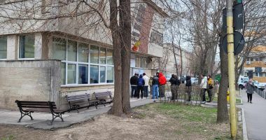 Vin să doneze sânge și îngheață așteptând. "Suntem ținuți la ușă până ies alți donatori" - 4