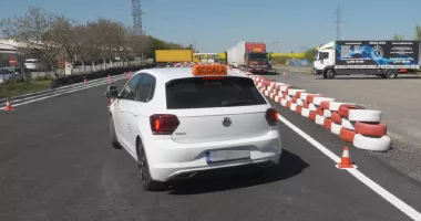 Stire din Eveniment : Șoferii viitorului, testați și în poligon. Examenul auto pentru categoria B devine mai complicat