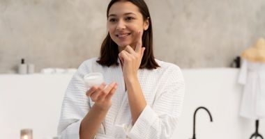 Stire din Sănătate : Sfatul specialistului. Nu neglijaţi părul sau pielea pe timpul iernii!