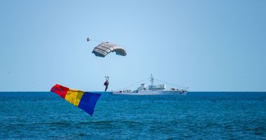 "Iubim Constanța, iubim marinarii!" Spectacol, emoții, dar şi oameni nervoşi pe faleza Cazinoului - 5