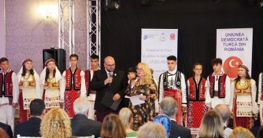 Stire din Cultură-Educație : Dansuri, diplome și flori, la spectacolul ce a marcat Ziua Limbii Turce