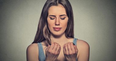 Stire din Sănătate : Factorii dăunători care pot determina exfolierea unghiilor