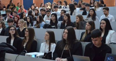 Stire din Cultură-Educație : Pe lângă bani, premianții Sesiunii „Noi și Economia” primesc reduceri la taxa universitară