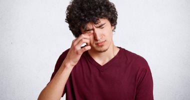 Stire din Sănătate : Durerea de pe pleoapă care nu trebuie ignorată. Ce trebuie să știţi despre urcior