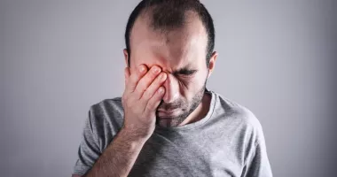 Vă confruntați cu un urcior la ochi? Ce faceți pentru a-l trata corect