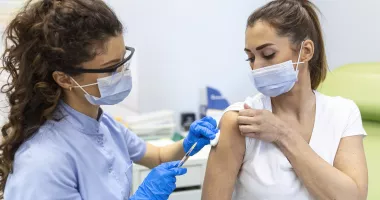 Dosarul vaccinurilor „la chiuvetă” a ajuns în instanță. Fiul primarului din 23 August, printre inculpați