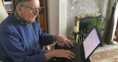 Stire din Social : Seniorii țin pasul tot mai greu cu digitalizarea. "Nepotul este colacul meu de salvare"