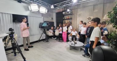 Elevii de la Şcoala nr. 24 au descoperit magia din spatele camerelor de filmat, la Trustul de presă „Cuget Liber” - 2