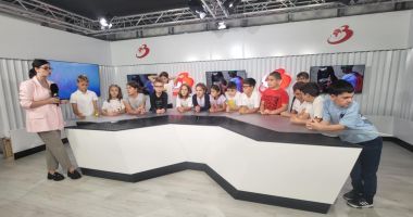 Stire din Cultură-Educație : Elevii de la Şcoala nr. 24 au descoperit magia din spatele camerelor de filmat, la Trustul de presă „Cuget Liber”
