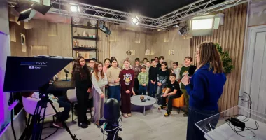 Stire din Cultură-Educație : Din bancă, direct în platoul de știri! Elevi din Cumpăna au descoperit tainele jurnalismului