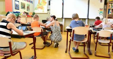 Stire din Cultură-Educație : Mii de elevi nu vor mai primi tichete educaționale în noul an școlar
