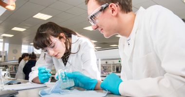 Stire din Cultură-Educație : Elevii constănțeni pasionați de chimie vor da măsura valorii lor în acest weekend