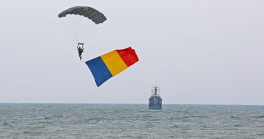 Faleza Cazinoului din Constanța a fost plină de spectatori, de Ziua Marinei Române - 2