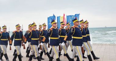Faleza Cazinoului din Constanța a fost plină de spectatori, de Ziua Marinei Române - 7