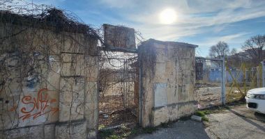 Groapa stadionului "Farul", transformată în depozit de gunoi și adăpost pentru câini - 3