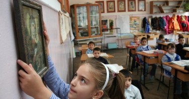 Stire din Cultură-Educație : PRO SAU CONTRA RELIGIEI ÎN ȘCOALĂ? "Ar însemna decapitarea viitorului acestui neam!"