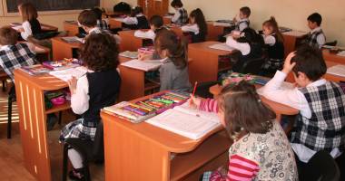 Stire din Cultură-Educație : Învățător cu probleme psihice, imposibil de scos de la catedră. Părinții își mută copiii