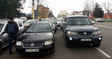 Nesimțire maximă! Bulevarde blocate de părinții ce vin să-și ia odraslele de la școală - 2