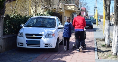Stire din Social : Trotuare pavate în toate cartierele Constanței și stâlpi pentru oprirea urcării mașinilor pe ele