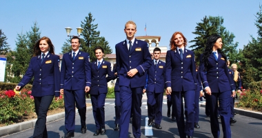 Intrarea în Poliție, pe "scurtătură". Încep angajările din sursă externă. "Vin pe ușa din dos, dar la fel de repede pleacă" - 2