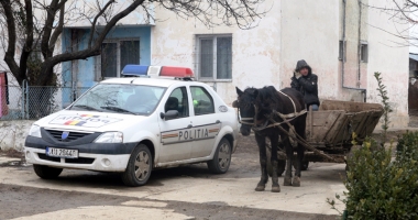 Polițiști agresați de doi indivizi beți, care au urinat pe autospecială. "Trebuie modificată legislația!" - 2