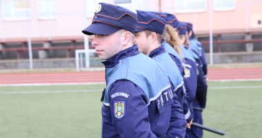 Stire din Eveniment : Polițiștii vor închide secțiile  și nu vor mai munci suplimentar.  "Vom ieși cu 20.000 de oameni în stradă"