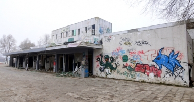 Stire din Social : Tun imobiliar în Parcul Arheologic? Cinematograful "Tomis", o groapă de gunoi pe un teren de milioane