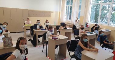 Prima zi de şcoală, în pandemie. Copii veseli, părinţi îngrijoraţi - 7
