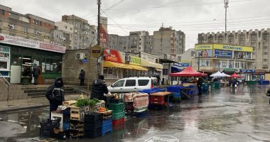 Stire din Social : Comercianţii din pieţele în aer liber, alungaţi de ploaie. „Este inuman! Nu știu cât vom rezista!”