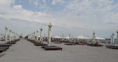 Unde-i lege nu-i tocmeală, dar nu şi în Mamaia! Şezlongurile sunt chiar în buza mării! - 2