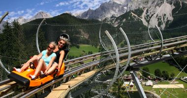 O staţiune din Alpi a găsit o metodă inedită de supravieţuire, din cauza lipsei zăpezii - 2