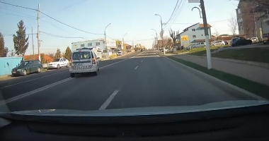 Stire din Eveniment : VIDEO / Pentru unii mumă, pentru alții ciumă! Polițiștii care încalcă legea, acoperiți de IPJ Constanța