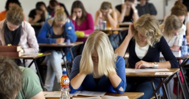 Stire din Eveniment : VIDEO / MITĂ LA BAC la NĂVODARI. Elevi filmați în timp ce strângeau șpaga: "Aoleu, mai trebuie bani!"
