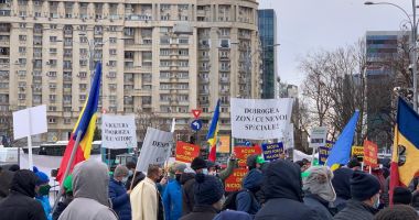 Stire din Economie : Fermierii s-au unit şi au protestat în faţa Guvernului. „Irigaţiile sunt mai importante pentru noi”