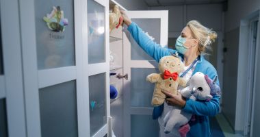 Stire din Social : Tratamente la domiciliu pentru eroii care luptă cu cancerul. Cel mai mic "viteaz" are opt luni