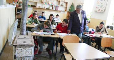 Stire din Cultură-Educație : De la tablete, la școli unde nu curge apa rece!