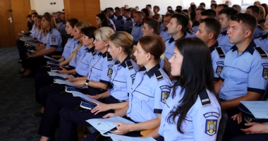 Stire din Eveniment : Intrarea în Poliție, pe "scurtătură". Încep angajările din sursă externă. "Vin pe ușa din dos, dar la fel de repede pleacă"