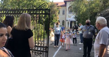 Prima zi de şcoală, în pandemie. Copii veseli, părinţi îngrijoraţi - 8