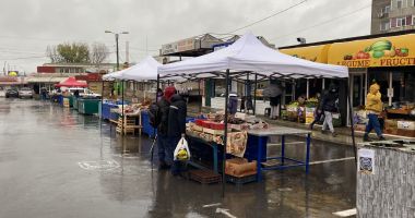 Comercianţii din pieţele în aer liber, alungaţi de ploaie. „Este inuman! Nu știu cât vom rezista!” - 2
