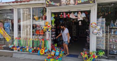 Stire din Economie : O lege care reglementează comerţul de pe litoral, mărul discordiei între reprezentanţii industriei ospitalităţii