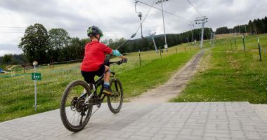 O staţiune din Alpi a găsit o metodă inedită de supravieţuire, din cauza lipsei zăpezii - 3