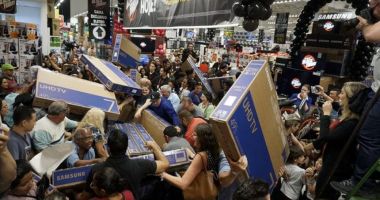 Black Friday bate la uşă cu reduceri importante. „Cumpăraţi acum, că mâine va fi mai scump” - 2