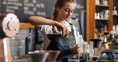Stire din Economie : Barista şi stilistul de extensii gene, meserii recunoscute pe piaţa muncii