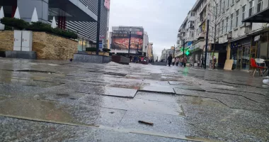 Stire din Social : Strada Ștefan cel Mare, pericol public. Pavelele „dansează” sub picioarele pietonilor