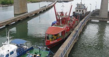 Stire din Economie : 20% din traficul de mărfuri pe Canalul Dunăre - Marea Neagră se derulează în beneficiul Ucrainei