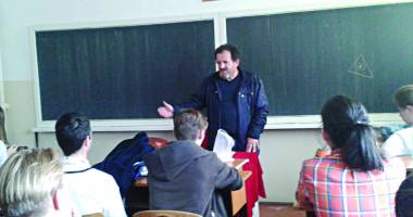 Stire din Cultură-Educație : Prof. Marian Sârbu, la ora de dirigenție: "Nu-mi asum rolul de polițai la clasă"