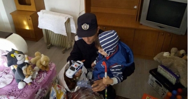 Cum l-au convins jandarmii pe Moș Crăciun să-l viziteze pe micuțul Andrei - 3
