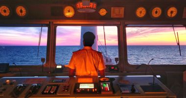 Stire din Economie : Cine îi salvează pe navigatorii abandonați pe mările și oceanele lumii?