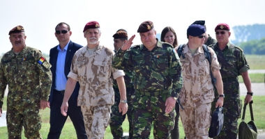Klaus Iohannis, în vizită  la baza militară Kogălniceanu:  "Mă simt mândru de oamenii noștri" - 9