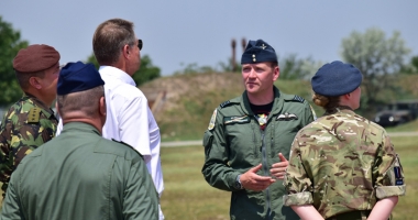 Klaus Iohannis, în vizită  la baza militară Kogălniceanu:  "Mă simt mândru de oamenii noștri" - 10